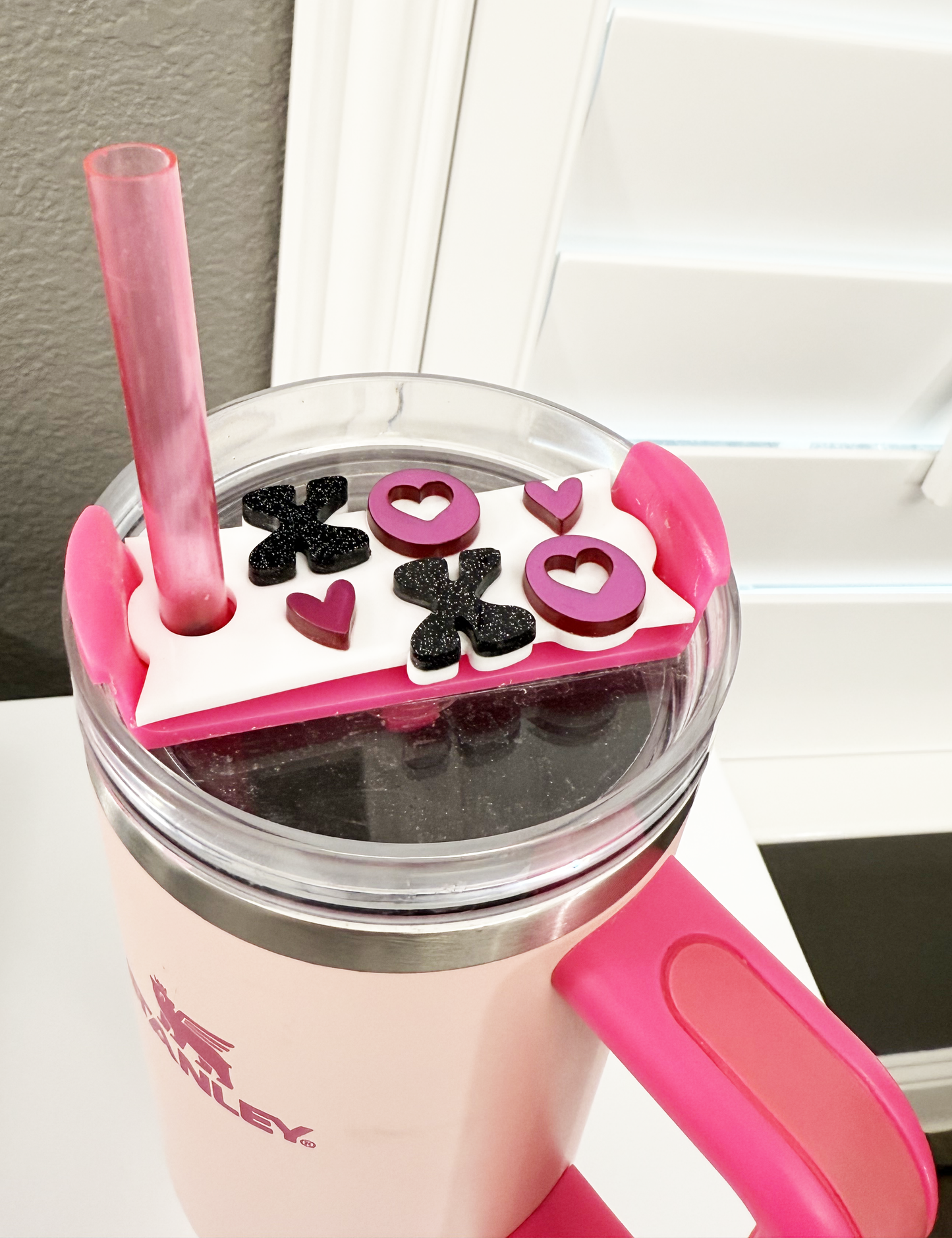 STANLEY TUMBLER TOPPER - RETRO XOXO TAG-PINK/BLACK